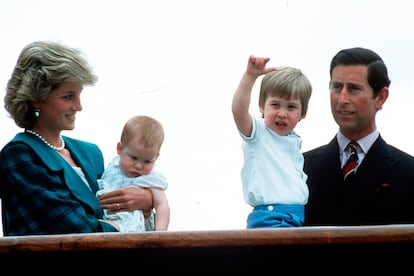 Una bonita estampa de los príncipes de Gales y sus dos niños muy felices de vacaciones en Venecia a bordo del yate Britannia.