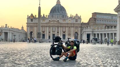 Nil Cabutí, a la plaça de Sant Pere, al Vaticà, durant el seu viatge.