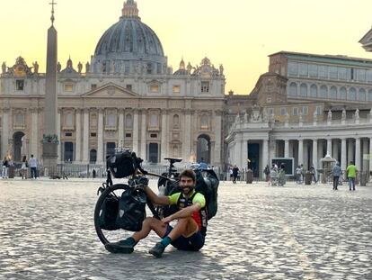 Nil Cabutí, a la plaça de Sant Pere, al Vaticà, durant el seu viatge.