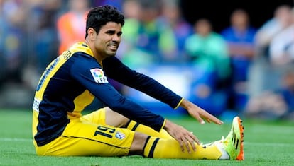 Diego Costa de Atlético de Madrid se sienta lesionado en el partido de la Liga entre el Barcelona y el Atlético de Madrid.  