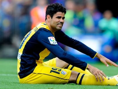 Diego Costa de Atlético de Madrid se sienta lesionado en el partido de la Liga entre el Barcelona y el Atlético de Madrid.  