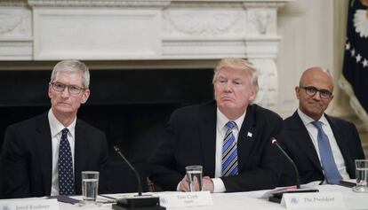 El presidente de EE.UU. Donald Trump (centro) junto a Tim Cook de Apple (izquierda) y Satya Nadella de Microsoft (derecha) durante el encuentro.