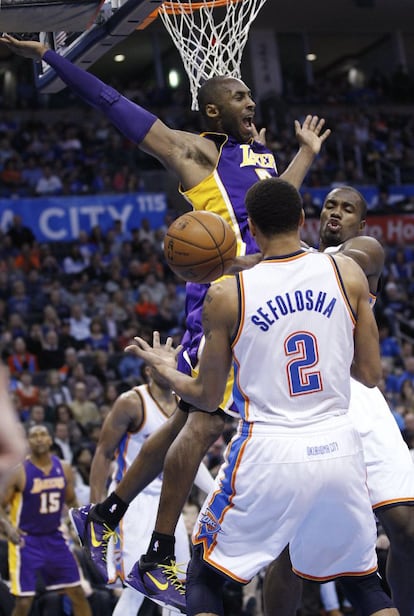 Kobe Bryant pierde el control del balón ante Thabo Sefolosha y Serge Ibaka.