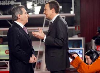 Rodríguez Zapatero e Iñaki Gabilondo charlan minutos antes de la entrevista en Cuatro.