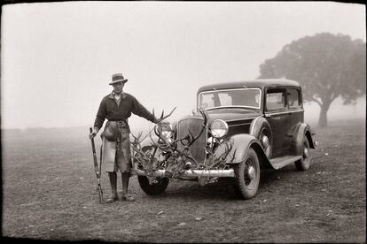 El conde de Teba exhibiendo sus trofeos en los Montes de Toledo, 1925 a 1935.