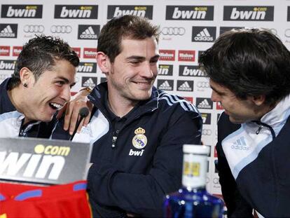 Cristiano Ronaldo, Casillas y Kaká bromean durante la rueda de prensa que ofrecieron ayer junto a otros jugadores del Madrid.
Vicente del Bosque atiende a los medios tras el sorteo.