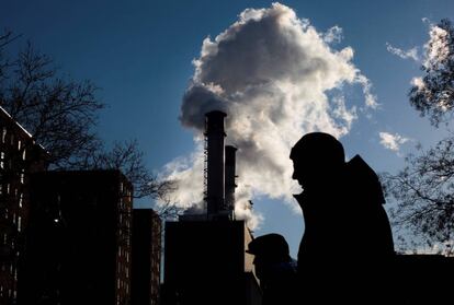 Emisiones de una planta eléctrica en Nueva York (EE UU), el 18 de enero.