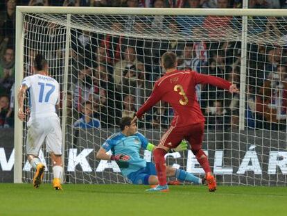 Casillas recibe, ante Hamsik y Piqué, el primer gol de Eslovaquia, de falta directa. 