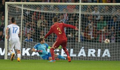 Casillas encaixa, davant Hamsik i Piqué, el primer gol dEslovàquia, de falta directa.