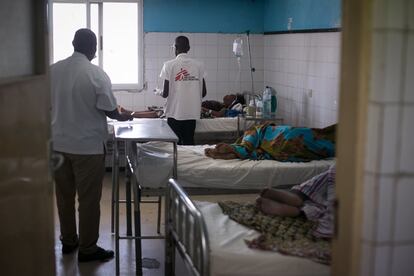 En el Hospital Central de Beira cuentan con 78 especialistas extranjeros (42 de ellos cubanos) y 28 mozambiqueños. “Queremos que haya más locales”, pedía Ana Tambo, directora de enfermería del centro. “Los extranjeros se marchan, es una cuestión de sostenibilidad”, razonaba. Hay personal de apoyo de ONG como Médicos sin Fronteras. También médicos coreanos, indios y cubanos. “Algunos ni hablan portugués”, indica.