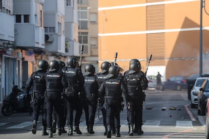 Agentes de la Policía Nacional, este miércoles en Cádiz.