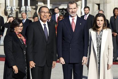Los Reyes, con Martín Vizcarra y Maribel Díaz, en el Palacio Real