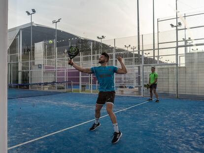 Jugadores en las pistas de pádel de la Ciudad de la Raqueta en Madrid.