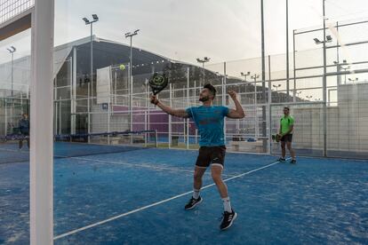 Jugadores en las pistas de pádel de la Ciudad de la Raqueta en Madrid.