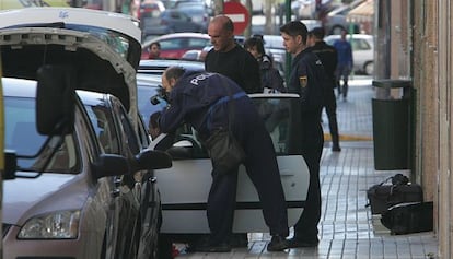 Agentes de polic&iacute;a inspeccionando el veh&iacute;culo siniestrado, el pasado lunes.