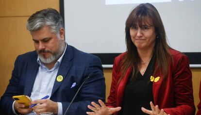 La portavoz de JxCat, Laura Borràs, junto al presidente del grupo parlamentario, Albert Batet.