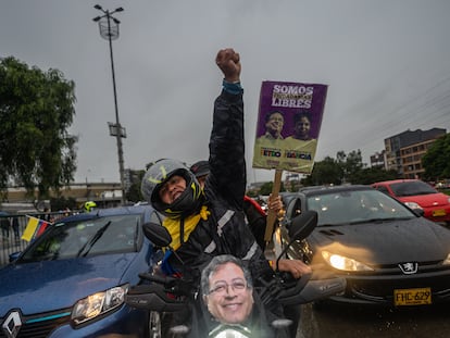 Seguidores de Petro celebran su triunfo en Bogotá, Colombia.