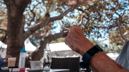 Un hombre fuma en una terraza del parque San Telmo, en Las Palmas de Gran Canaria.