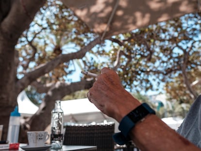 Un hombre fuma en una terraza del parque San Telmo, en Las Palmas de Gran Canaria.