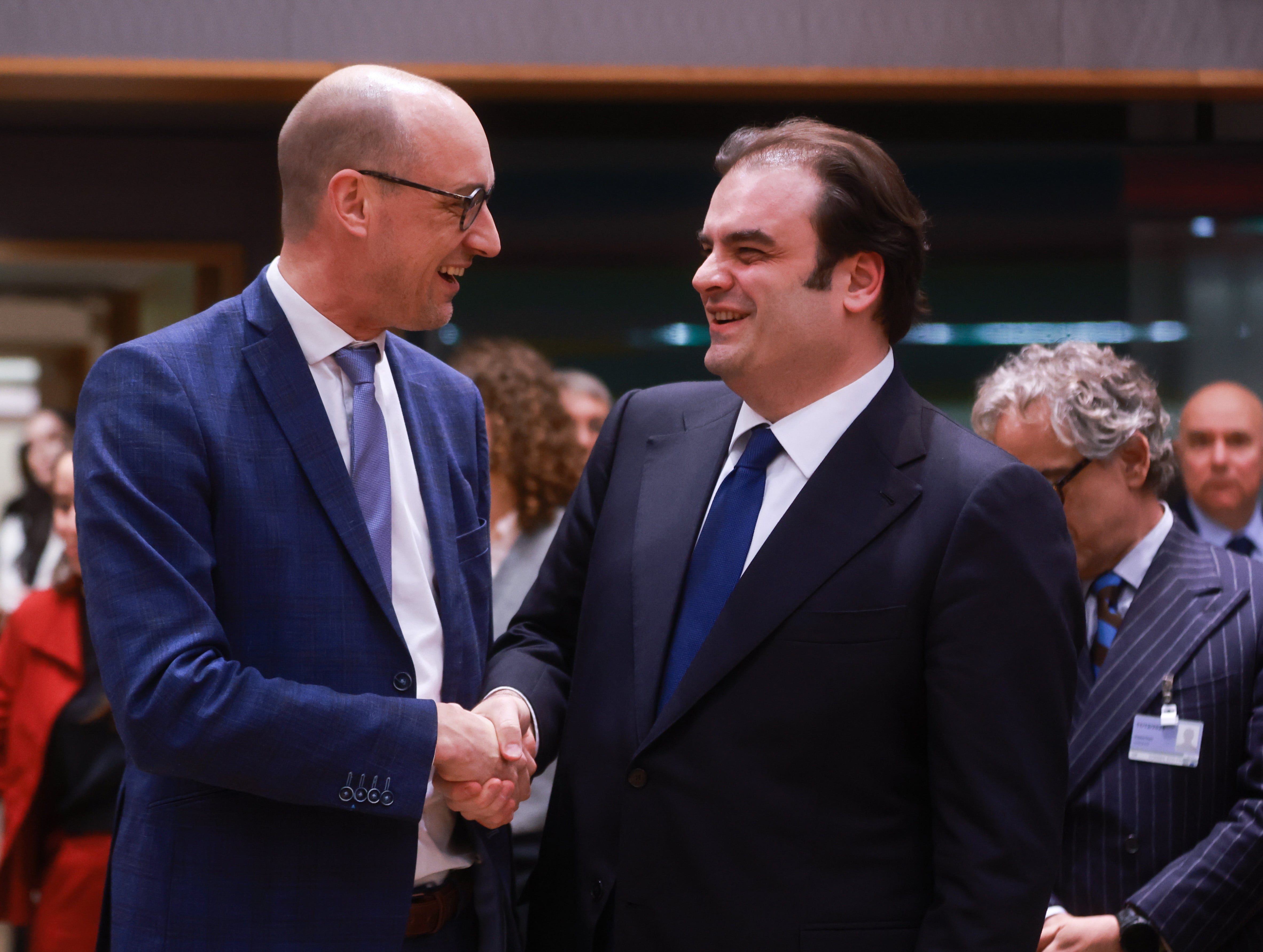 A la izquierda, el ministro de Finanzas belga, Vincent van Peteghem, saluda a su homólogo griego, Kiriakos Pierrakakis, este jueves. 