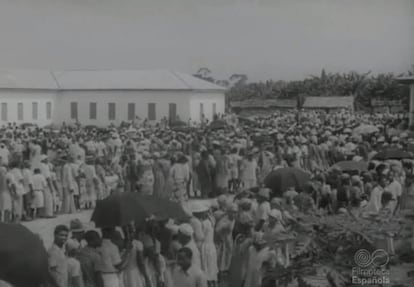 Pacientes de la 'misión sanitaria' de Mikomeseng, en la Guinea Española.