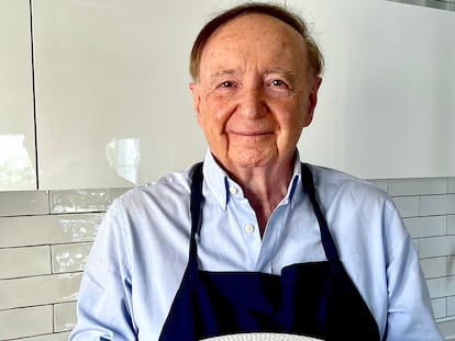 José Carlos Capel, con el plato de migas de su desayuno.