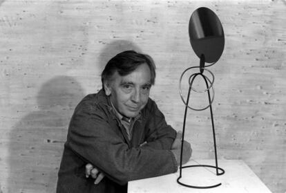 Andreu Alfaro, junto a una de sus esculturas en 1994.