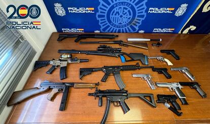 Arsenal de armas de balines, tipo aire comprimido, que han intervenido a un hombre que disparó durante semanas contra el edificio de la Comisaría de Cádiz.