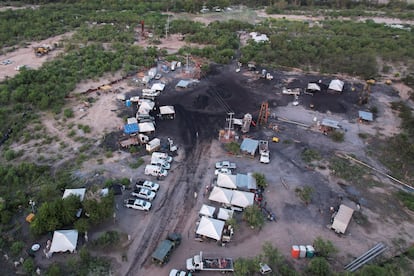 Autoridades trabajan en la mina de carbón donde se quedaron mineros atrapados, en Sabinas, Coahuila, en agosto de 2022.