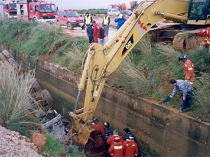 Una hormigonera cae en la Acequia Real del Júcar