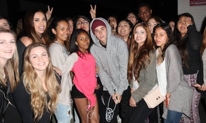 Justin Bieber, en el centro, se fotografia con un grupo de fans en Beverly Hills Beverly Hills en mayo de 2015.