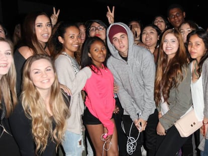 Justin Bieber, en el centro, se fotografia con un grupo de fans en Beverly Hills Beverly Hills en mayo de 2015.