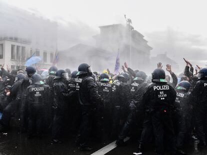 Polícia alemã lança jatos d'água em uma manifestação violenta de grupos contrários às restrições impostas em decorrência da pandemia de coronavírus. Berlim, Alemanha, 18 de novembro de 2020.