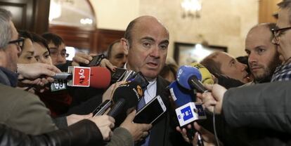 El ministro de Economía y Competitividad en funciones, Luis de Guindos (c), atiende a los medios.