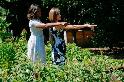 Así enseñaba Michelle Obama a la Reina el huerto ecológico creado por ella en la Casa Blanca para promover la alimentación sana.