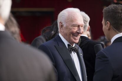 El actor canadiense Christopher Plummer, que lo único que hizo durante la ceremonia fue perder un Oscar, se convirtió en el blanco favorito de la noche. ¿Su delito? Tener 88 años. El presentador, Jimmy Kimmel, basó parte de sus monólogos en hacer chistes sobre la avanzada edad de Plummer. Y, claramente, se pasó.