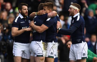 Jugadores de Escocia celebran la victoria ante Irlanda.