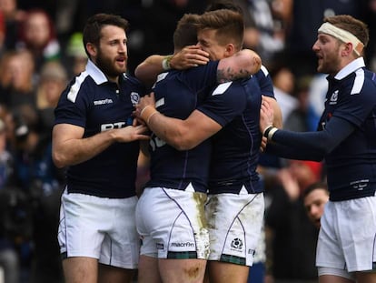 Jugadores de Escocia celebran la victoria ante Irlanda. 