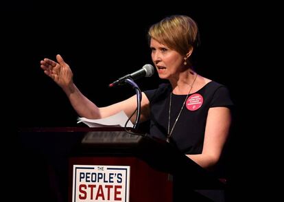 Cynthia Nixon, que lleva varios años siendo una de las actrices más comprometidas con su ciudad, ha decidido dar el paso y presentarse a las primarias para convertirse en la candidata demócrata para el puesto de gobernador de Nueva York, un cargo que tendrá que disputarse con Andrew Cuomo. “Estamos hartos de políticos que se preocupan más de los titulares y del poder que por nosotros. Algo debe cambiar”, dice la estrella que en la serie ‘Sexo en Nueva York’ protagonizó a la abogada Miranda Hobbes. La actriz ahora tiene por delante seis meses de campaña hasta la celebración de las primarias demócratas, el próximo 13 de septiembre.