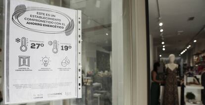 Un cartel informativo en una tienda de ropa de Valencia sobre las medidas del plan de ahorro energético.