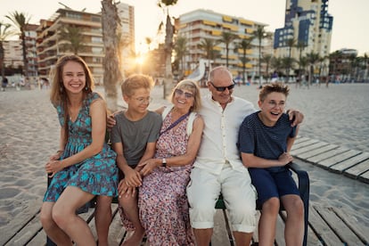 Hay que marcar los aspectos que no son negociables durante las vacaciones con adolescentes, como las fechas o el presupuesto. 
