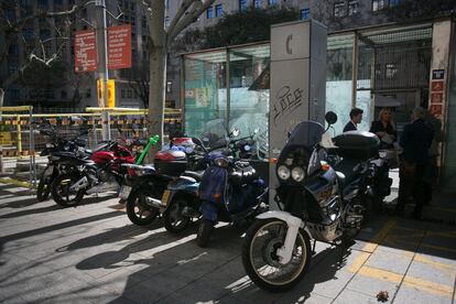 Motos aparcades a la vorera d'un carrer de Barcelona.