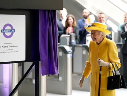 La reina Isabel II, en su visita a la nueva línea del metro de Londres que lleva su nombre, este martes.