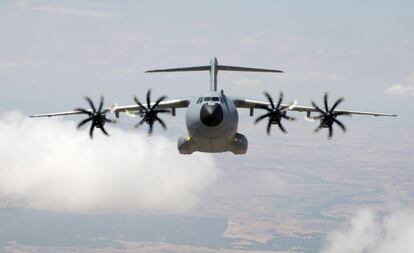 Un Airbus AM400 Atlas, T-23 en la denominación española, durante el vuelo de demostración realizado desde la Base Aérea de Zaragoza, donde se encuentra el Ala 31.