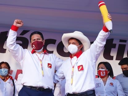 Vladimir Cerrón, a la izquierda, y Pedro Castillo durante un acto electoral en 2021.