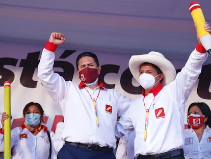 Vladimir Cerrón (izquierda) y Pedro Castillo en un evento de campaña en Junín, en marzo.