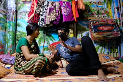 La trabajadora del sexo Sewali (izquierda) charla con un cliente en su habitación del burdel de Kandapara, en Tangail. 