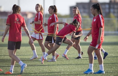 Componentes del equipo femenino del Rayo Vallecano, entrenando ayer en la ciudad deportiva del equipo. 
