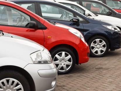 Fila de coches en un aparcamiento.