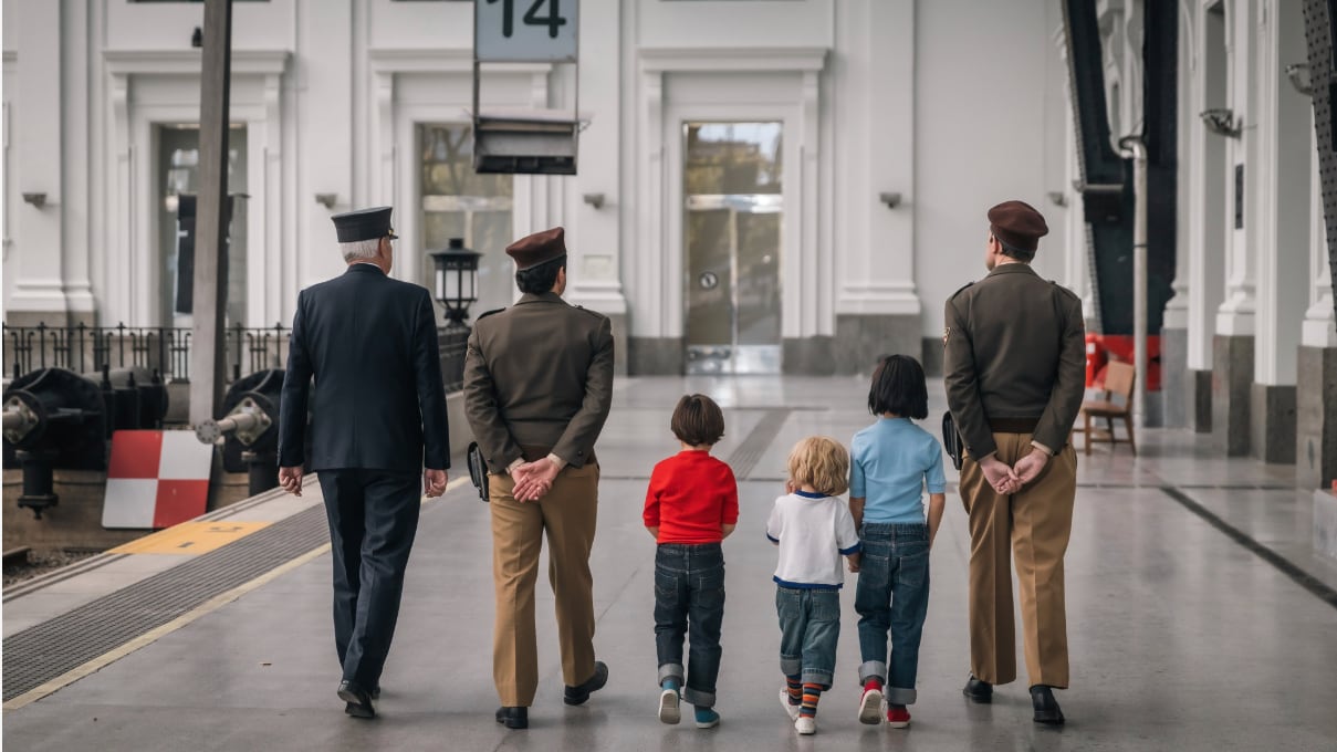 ¿Qué pasó con los tres niños abandonados en una estación de Barcelona tras bajar de un lujoso Mercedes?: “Mucha gente me decía que tuviera cuidado”